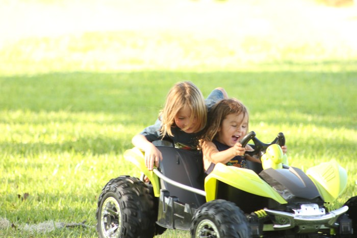 19 SEPTEMBER 2012 - Viena and Ezra learn to drive. West Columbia - Texas